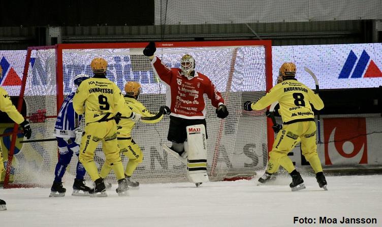 A-laget VBK-jubel sedan David Borvall räddat en straff i slutminuten mot Villa Lidköping, matchen i Sapa Arena slutade 4-4 den 10/1-2018.