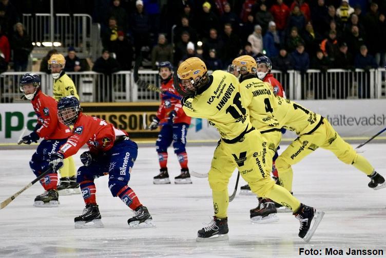 Philip Lindqvist skottar på mot Edsbyn. VBK gjorde en av säsongens bästa matcher då det blev seger med 7-3 mot de regerande och blivande svenska mästarna. Fair play Utvisningsminuter 1) Edsbyns IF.
