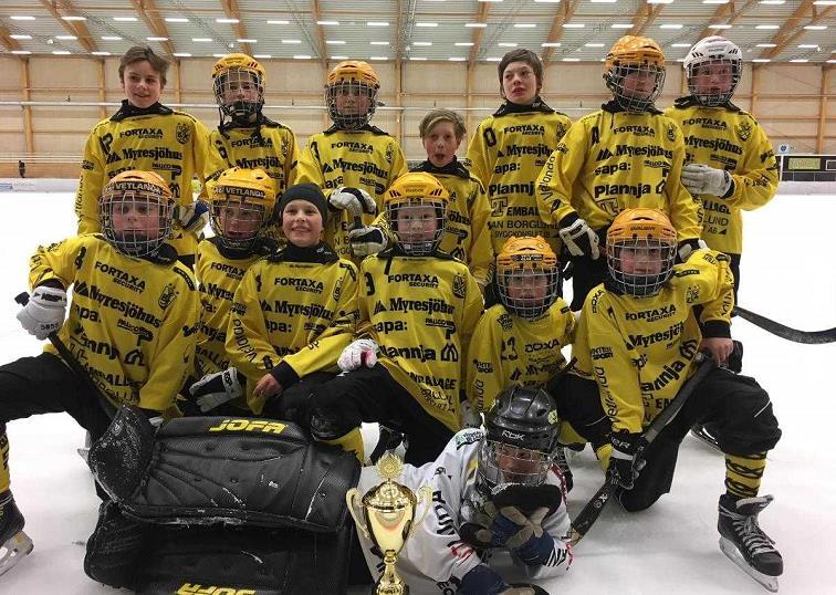 Vetlanda BK-P13 vann Avslutningscupen Bakre raden från vänster: Ludwig Westerling, Eric Jältborn, Elias Nilsson, Ludvig Hägglöv, Algot Lindell, Zack Busch Scherling, Isac Khakpour.