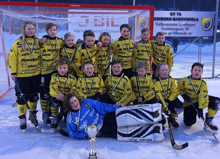 Vetlanda BK-U12 vann Vårcupen Bakre raden: Emilia Göransson, Kevin Degerstedt, Anton Gustafsson, Lukas Corin, Klara Sandberg, Lowe Bardh, Kevin Sirhamre, Alexander Nilsson, Främre raden: Oliver