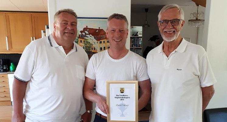 Daniel Cederlöf tilldelades Åke Svedboms Ungdomsledarpris Prisutdelare var Johan Svedbom och Lars-Åke Timpa Adolfsson. Daniel tilldelades ett diplom och penninggåva.