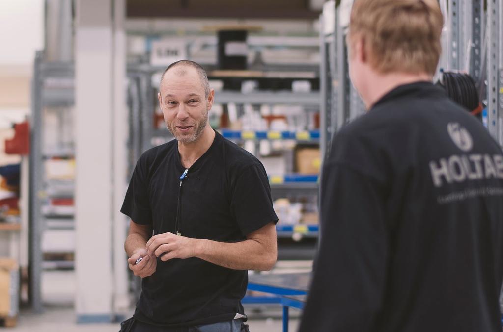 VÄGLEDNING OCH EFTERLEVNAD Kraven i uppförandekoden gäller alla anställda, inhyrd personal, chefer och styrelsemedlemmar. Alla medarbetare har ett ansvar att följa riktlinjerna i uppförandekoden.