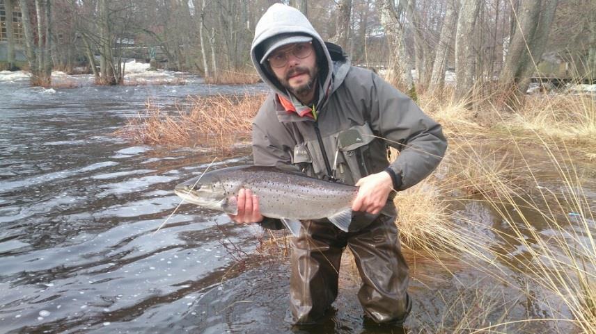 12:00 och deltagarna fiskar så länge de önskar under eftermiddagen. Utcheckning skall ske före lunch. Vill du övernatta till söndag och kanske fiska ytterligare en dag? Boka via www.morrum.