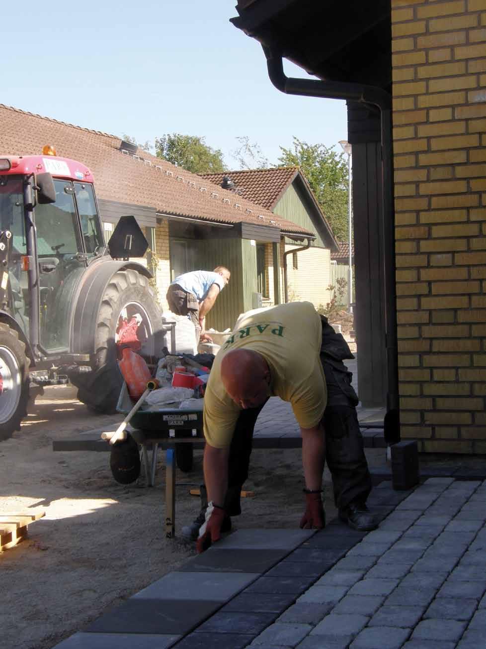 A N L Ä G G N I N G Det är bäst att ha alla bollar i luften. Anläggningsarbetet är inte i första hand att plantera vackra växter och bygga de öppna ytorna.