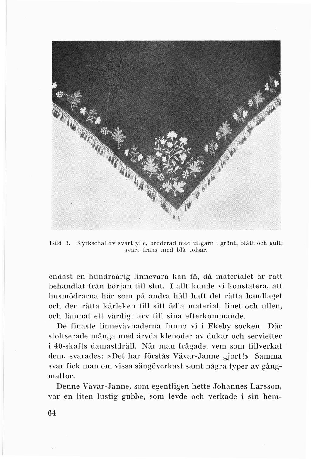 Bild 3. Kyrksch al av svart ylle, broderad med ullgarn i grönt, blått och gult; svart frans m ed blå tofsar.