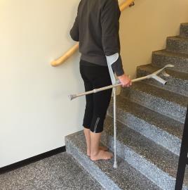 Trappgång Så här gör du för att gå i trappa: Uppför: Gå med det icke opererade benet först och kliv därefter intill med det opererade. Låt kryckor följa det opererade benet.