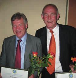 Skicka in två streckkoder så får du en praktisk stegräknare.* 1001-PFIZER-06-2009-8005 Anders Fager och Ronny Lorentzon blev välkomnade som hedersledamöter i SIMF vid banketten.