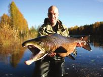 1. På kroken lax. kungen i älven. Den största utmaningen för fiskare i sverige. Blank, stor, stark och vacker. Laxen har gett namn åt hela familjen laxfiskar.