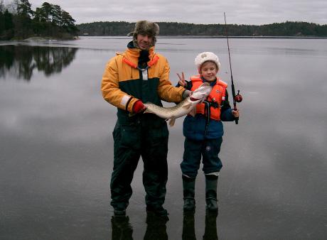 Att kunna säkerhet på is och kring vatten kan vara skillnaden mellan liv och död för dig, dina vänner eller andra som hamnar i nöd. I båten. - Använd alltid flytväst, även om du är en duktig simmare.