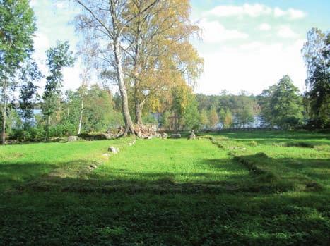 Den gamla kyrkans kvarvarande rester sett från väster.
