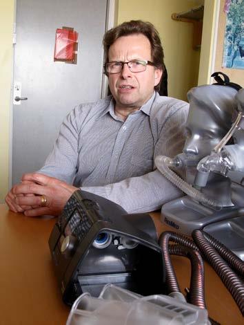 Sten Gustafsson och Kurt Petersson från Apnéföreningen i Västra Götaland samtalar med Ludger Grote, överläkare vid Sömnmedicinsk Avdelning, Sahlgrenska Universitetssjukhuset.