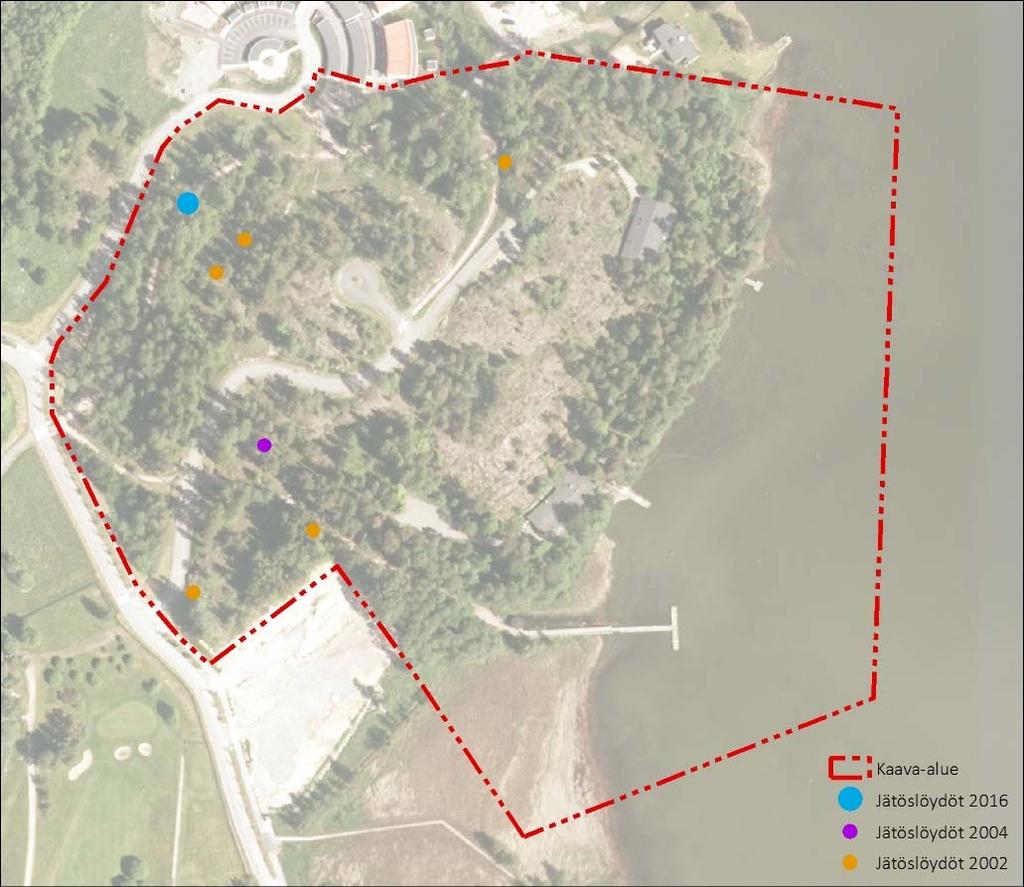10 Geotek Oy har mätt djupet i området i augusti 2016. Vid platsen för småbåtshamnen varierar markytans nivå mellan N2000-0,7 och -2,6.