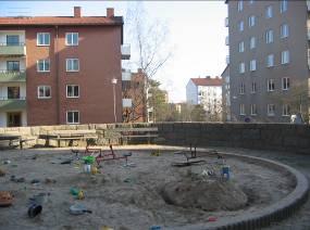 Alléerna är förvuxna och ekbackarna igenväxer. Parkbänkar saknas, bryggorna är trasiga. Äldre ekar hotas av utskuggning. Karaktären av engelsk landskapspark återskapas. Alléerna beskärs.