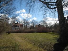 Sliten utrustning, slitna ytskikt, gräsväxt i grusytorna. Grusytor rensas eller förnyas. Delar av grusytor ersätts med gräs.