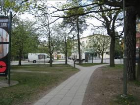 Belysning kompletteras. Blomsterplantering anläggs på välexponerad gräs i korsning Hammarby sjöstad.