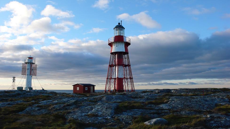 2016-08-04 10 Nr 610 Måseskärs gamla fyr (Foto: Björn Aschan, Stiftelsen Måseskär) Transportstyrelsen. Publ. 2 augusti 2016 * 11382 Sverige. Skagerrak. Orust. Råön - Härmanö. Sjökabel.