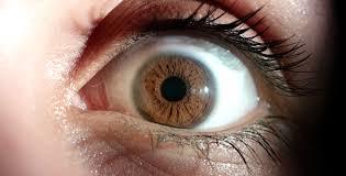 Graves oftalmopati Vanligt med vidgad ögonspringa och torra ögon vid hypertyreos Specifika ögonsymtom kan uppstå vid Graves sjukdom p.g.a. inflammation Dimsyn, nedsatt synskärpa,