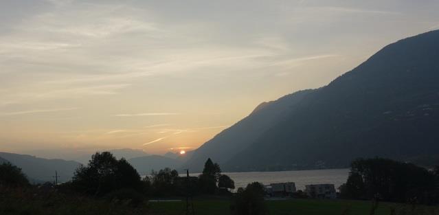 På andra sidan sjön ser du dagens slutmål Ossiach. Leden följer till större delen fina skogsstigar och traktorstigar nerför i sicksack till Steindorf am Ossiacher See.