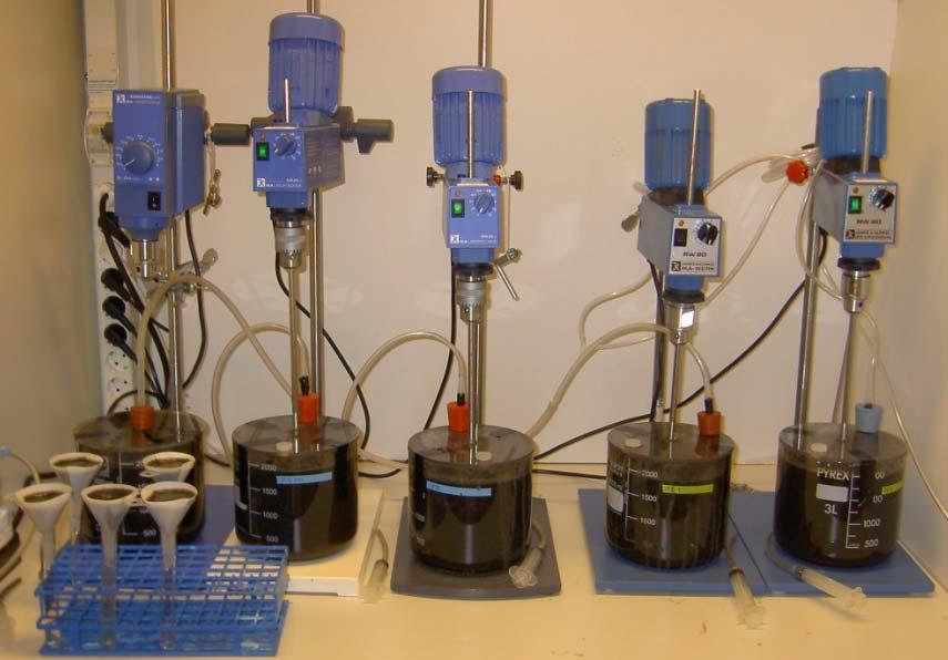 Figur 17 De fem reaktorerna i försök II. De första tre för biologisk hydrolys ( P20 II, P20 EO II, P20 DN II) samt de två reaktorerna för enzymatisk hydrolys längst till höger (PE1, PE2).