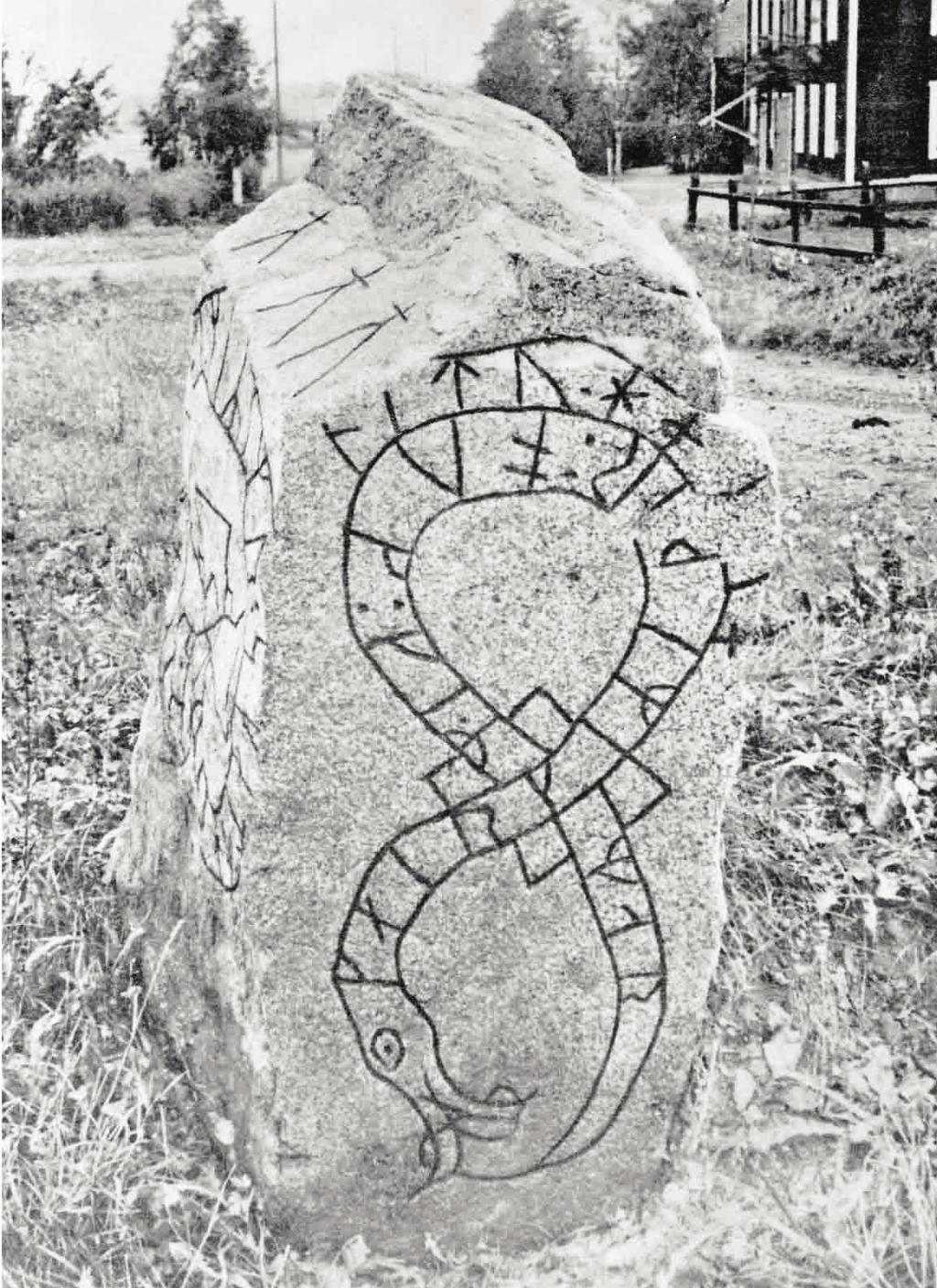 252 Laila Kitzler Åhfeldt Fig. 5. U 951, rest sten med satt form. Ristarterm hagg(v)a. Foto Iwar Anderson, SRI. U 951, a raised stone with a squat shape. Carving term hagg(v)a.