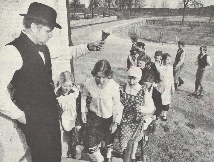 Den gamla bilden Skoldags i Västergarn 1982 I mars 1982 hade klass 6 i Sanda skola 1800-talsdag i Västergarns gamla skola. Här är det skolmästaren Björn Wassberg som ringer in till lektion.