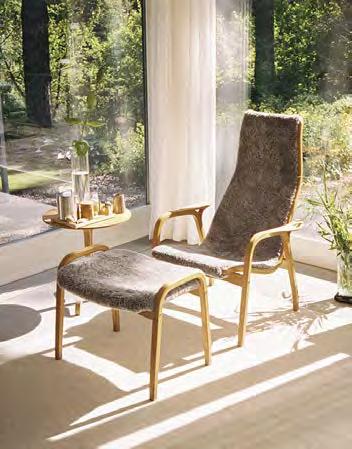 Stoppning i gjutet kallskum. Fjäderstål i rygg för komfort. Träunderrede i ask eller ek. Bets eller täckfärg. The Guest chair has a distinct connection to Swedese s rich bentwood tradition.