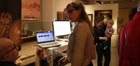Arkeolog Åsa Alering berättar om digitalt museum för nyfikna besökare under årets julmarknad på Kulturparken Småland/Smålands museum.