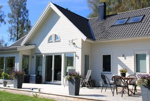 Denna leveransbeskrivning avser endast materialleveranser för fritidshus. Byggsystem: Ytterväggar och gavelspetsar tillverkas i storblockselement med fönster och dörrar monterade i elementen.