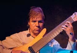 I lärarteamet finns förstås hemvändaren och suveräne gitarristen m.m. Waldemar Swiergiel Jonny Johansson Jonny Johansson, som efter ett femtontal år som musiker och lärare i New York åter är förtjänstfullt verksam i länet.