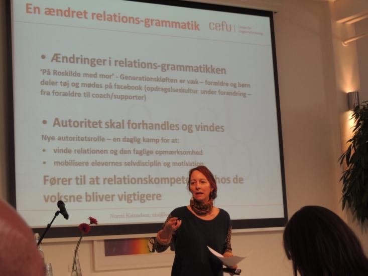 Hon konstaterar att ungdomsfasen utvidgas och barndomen krymper, att fler ungdomar är arbetslösa och hemmaboende. Inflytande o delaktighet är viktiga nycklar för att nå ungdomarna!