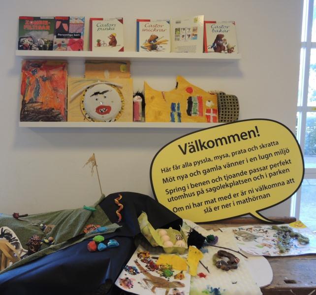 Inne i biblioteket pågår dock många olika verksamheter och det är inspirerande att se allt som pågår, alla användare som på olika sätt intar rummen och ytorna.