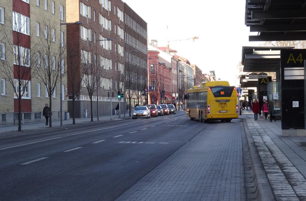 vägplanen: upphöjd vall, murar och plantering av träd i marktäckande underplantering, se figur 6.2.