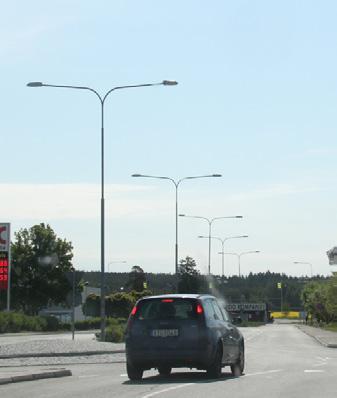 FÖRSLAG NY BELYSNING Cirka 10 meter hög eftergivlig stolpe med dubbel- eller enkelarm. Utförs på ramper och kompletterar befintlig belysning på E18 och ramper.