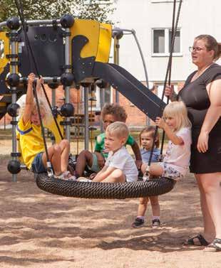 Det märks att personalen fått vara med och utforma lekplatsen. Ingenting har lämnats åt slumpen. Det är färgglatt och det syns att det är en förskola som huserar här. Kullen är jämnad till.