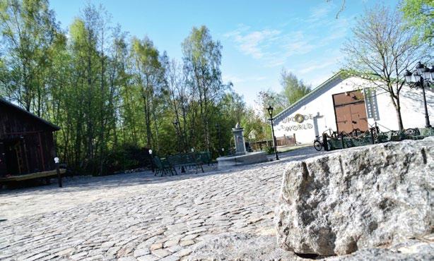 Näyttely on sijoitettu asumattomaan kymmeniä vuosia tyhjillään olleeseen pieneen Siirtola -mökkiin, joka sijaitsee Orisbergin kirkon läheisyydessä entistä pappilaa vastapäätä.