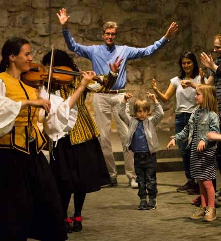 Publiken gör en tidsresa och kliver rakt in i barockens livfulla musik och dans. Föreställningen löser upp gränsen mellan scen och salong och publiken får komma barockmusiken och dansen riktigt nära.