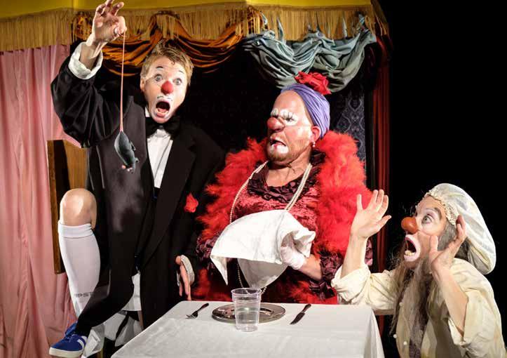 HASTA LA PASTA - CLOWNER KOKAR SOPPA PÅ EN SPIK REGI: CLAES ÅSTRÖM Foto: Henrik Dahl Rekommendation: Magiska kypare, smutsiga kockar, och knasiga tanter och lite sväng i dörrar.