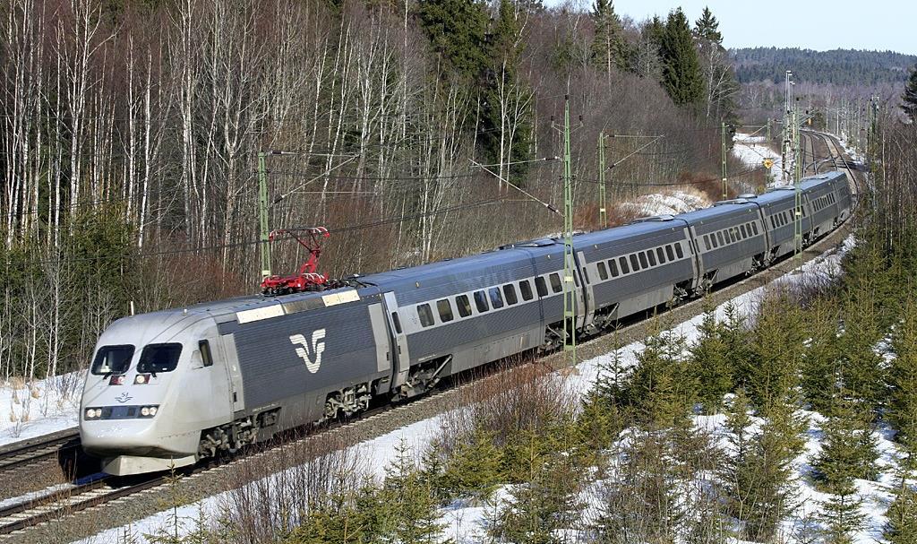 Utmaning: Maskinskydd Total lagrad energi i LHCs stråle: upp till ca 300 MJ Ungefär rörelseenergin för ett X2000-tåg i ca 155 km/h, men