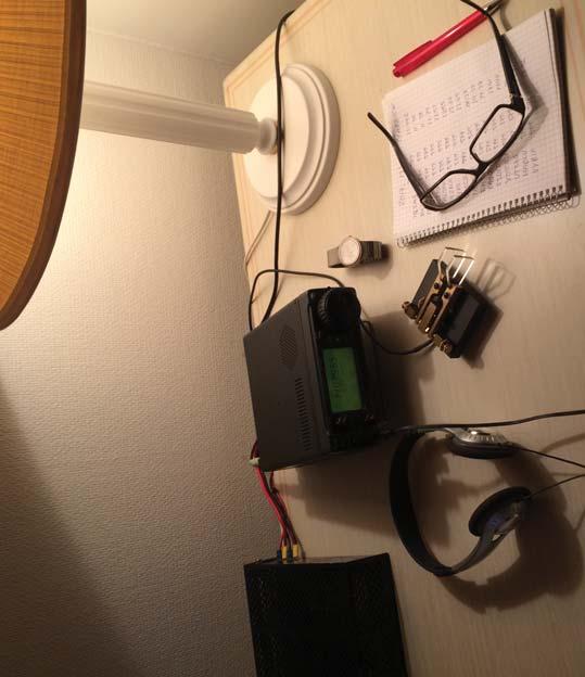 Radioutrustningen väger totalt runt 5 kg. Antennen som man kan beskriva som en Ground- Plane Antenna med möjlighet att köra på tre band.