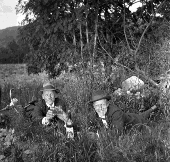 Något annat brudpar som Joel fotograferat hade frack och vit klänning vilket var det mest moderna. Ludvig i Löjenäs och Joel var goda vänner. Här Ludvig till vänster och kusinen Algot i Skomargårn.