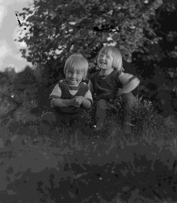 Saraböke Saraböke är en annan by från vilken det finns flera foton. Ett av de allra första negativ som jag kopierade var på dessa två söta barn (180_1).