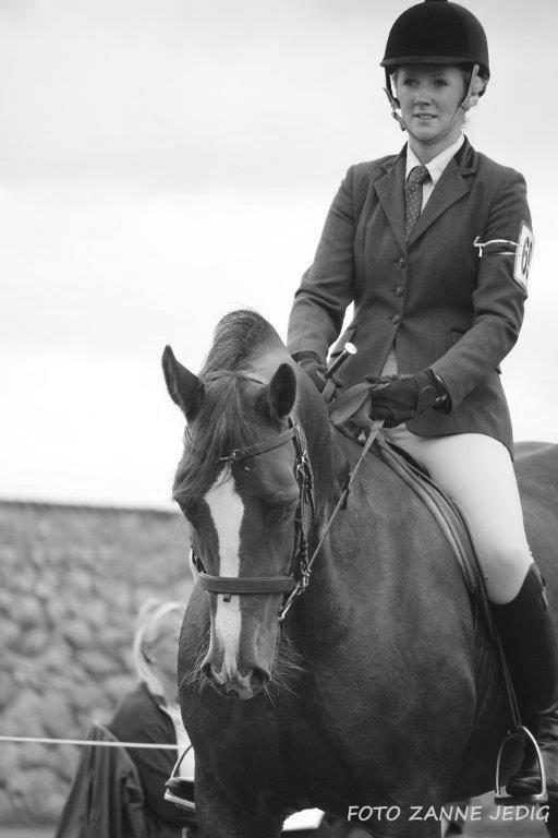 Sarnau Squirrel RPM 19 Uppf: Mrs N J Gawley, Dolgellau, Gwynedd, UK Ägare: Tess Sundler- Pettersson, Lindås Hage 16, Lerum Ryttare: Maja Sundler- Pettersson Född 2003 Klass 42.