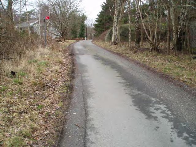 Längst i söder passerar vägen över ett grönområde som skall bevaras. I norra delen finns ett par mindre vägar.