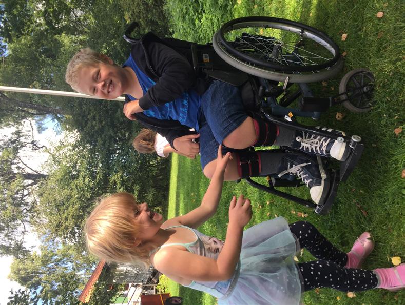 Att komma ut blir ofta positivt för både deltagare och personal, folkhälsa för alla. Naturen finns utanför, det gäller bara att upptäcka möjligheten och betydelsen av att vara ute.