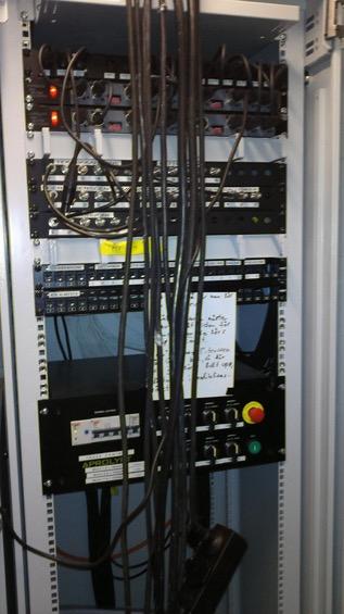 personal med sig. I salen finns grund ljusteknik, se nedan. I övrigt finns följande till förfogande i salen: Dansmattor: Vita/svarta 3st 1500 x 3500mm + 3st 1500x4600-4900mm.