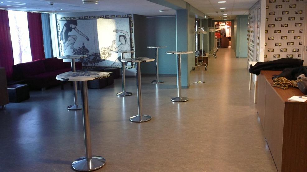 13 7 AULAN och PAUSSERVERING Aulan intill kultursalen fungerar som utrymme inför publik insläpp samt pausutrymme.