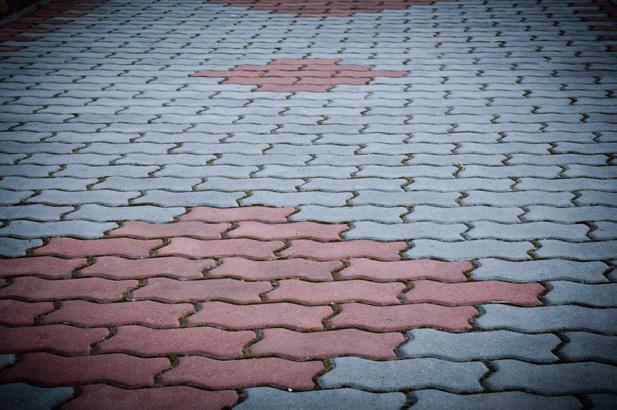 Återbruk/LAB, yta för fotgängare, trottoarkant mot C. Mönsterlagd i kulör Röd 1, Röd 2 C.
