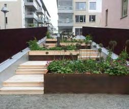 konstbevattning av planteringsytorna. ängs fasaden finns en privat sfär med avskärmade uteplatser.