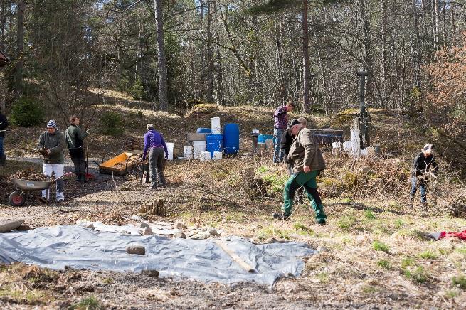 Städdag den 22:e april Ordförande Hans Samland bjöd in alla medlemmar till en städdag på Sundby.