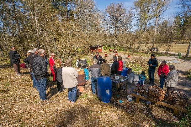 Studiebesök av Södertälje biodlare Lördagen den 13:e maj kom Södertäljebiodlarna på studiebesök till oss på Sundby. Hans, Urban, Kerstin och Jan hälsade de gästande biodlarna välkomna.